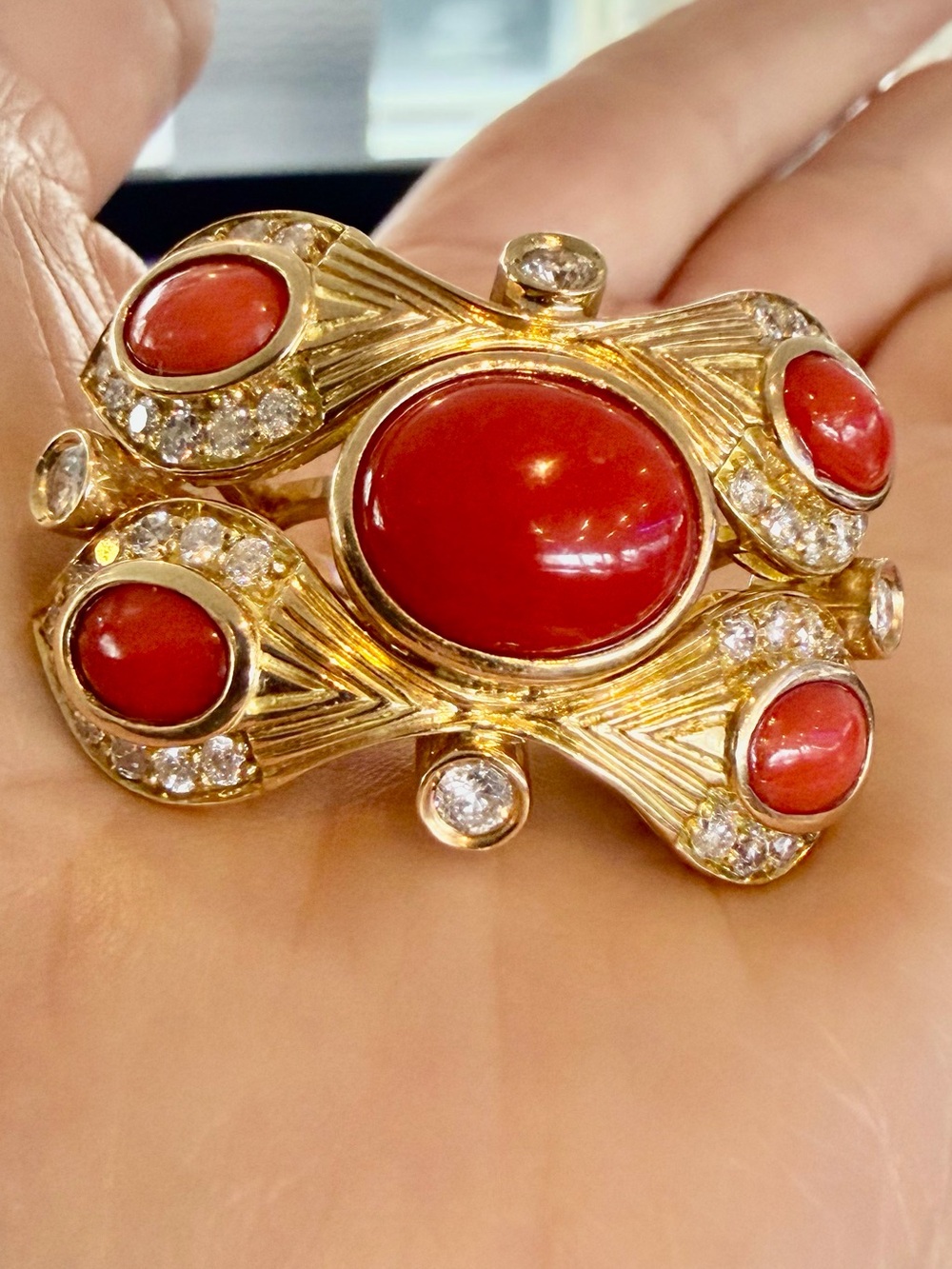 18k gold 1.20  VS diamonds, coral ring